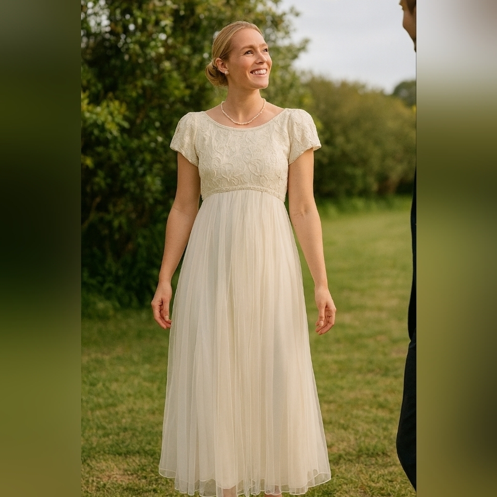 Women's Vintage White/cream Dress. Wedding Dress. Size 6. Antique Lace Detail